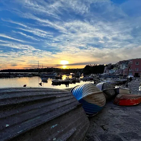 De Lamartine A Marina Di Corricella 펜션 *