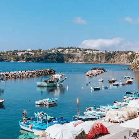 De Lamartine A Marina Di Corricella *