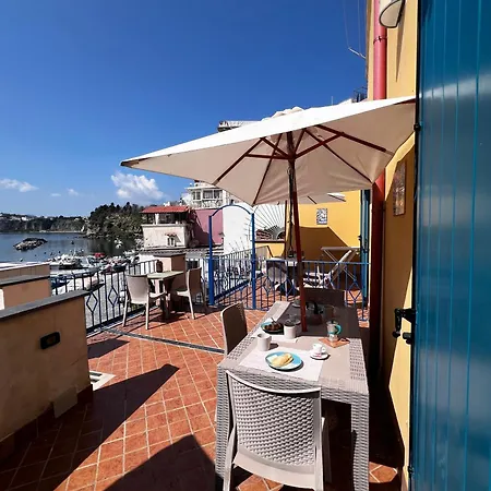 De Lamartine A Marina Di Corricella Holiday home Procida